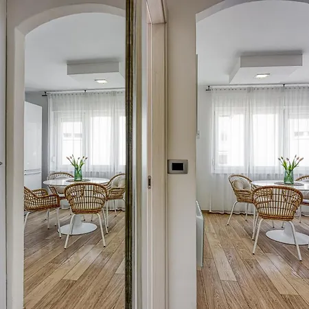 Daire Liu In Center *