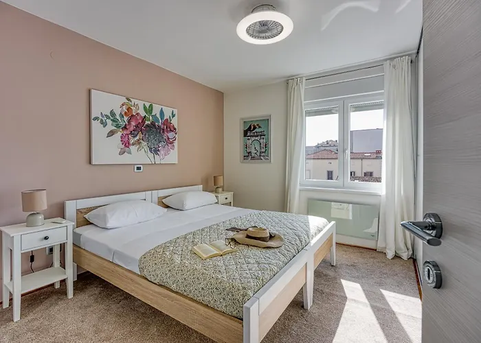 Daire Liu In Center *