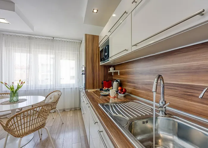 Daire Liu In Center Pula